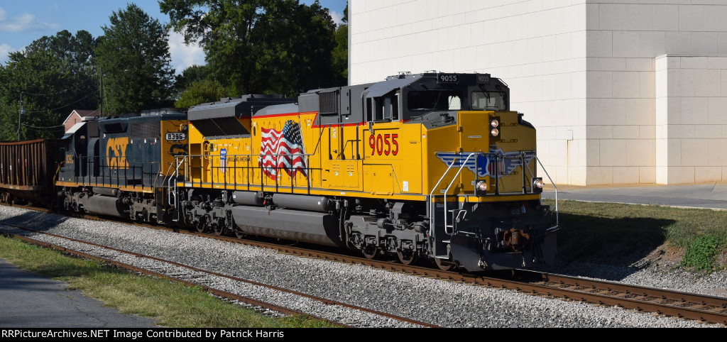 UP 9055 SD70AH leads CSX 8395 X-C&O 7536 SD40-2 rebuilt from SD40 south with a manifest through Cartersville GA 5-06PM 09-05-2016